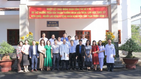 Đoàn công tác Bộ Y tế do Thứ trưởng Trần Văn Thuấn đến thăm, làm việc, chúc Tết các viên chức – người lao động và tặng quà bệnh nhân tại Bệnh viện Tâm thần Trung ương 2